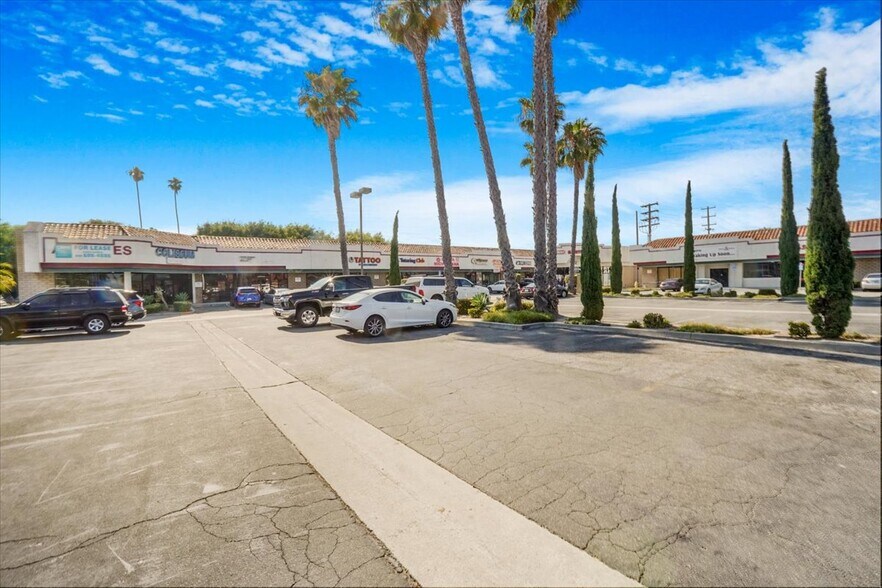 10877-10911 Los Alamitos Blvd, Los Alamitos, CA à louer - Photo de l’immeuble – Image 3 sur 19