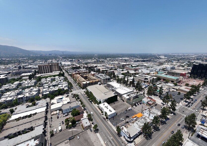 250 E Olive Ave, Burbank, CA à louer - Photo de l’immeuble – Image 3 sur 24