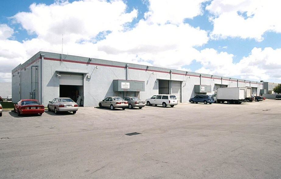 8252-8278 NW 70th St, Miami, FL à louer - Photo de l’immeuble – Image 3 sur 9