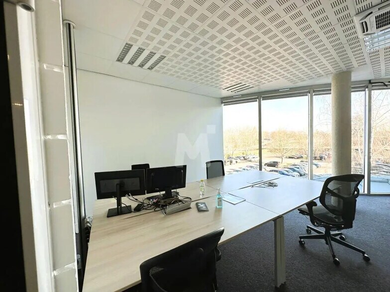 Bureau dans Évry-Courcouronnes à louer - Photo de l’immeuble – Image 3 sur 14