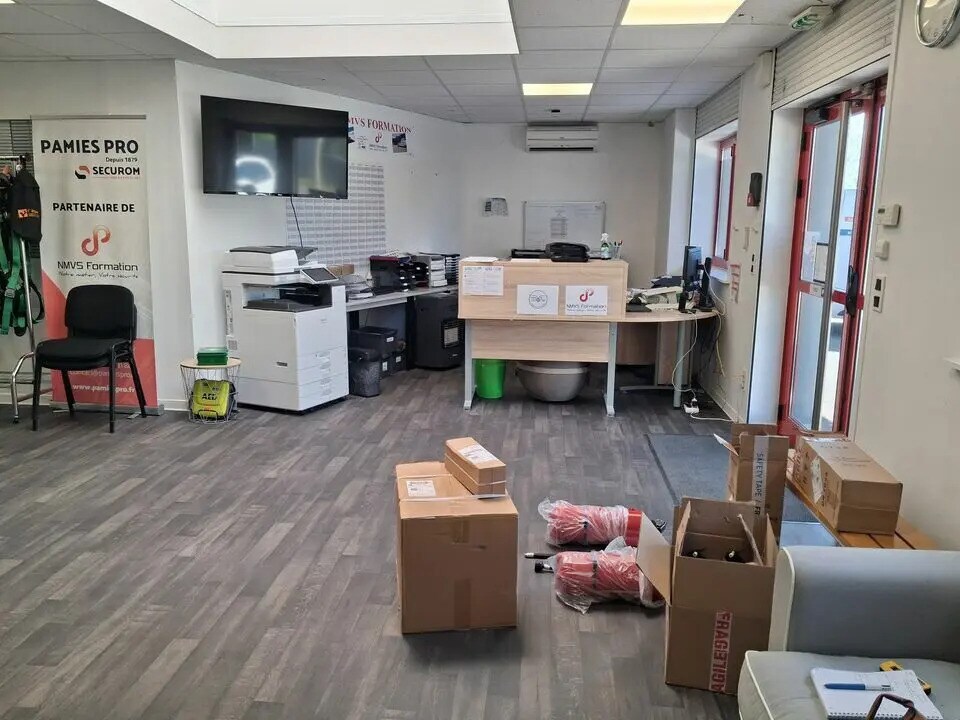 Local d’activités dans Guéreins à louer Photo intérieure– Image 1 sur 4