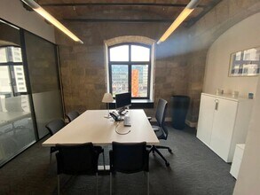 10 Place De La Joliette, Marseille à louer Photo intérieure– Image 2 sur 9