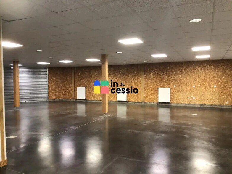 Local d’activités dans Ruaudin à louer - Photo de l’immeuble – Image 3 sur 8