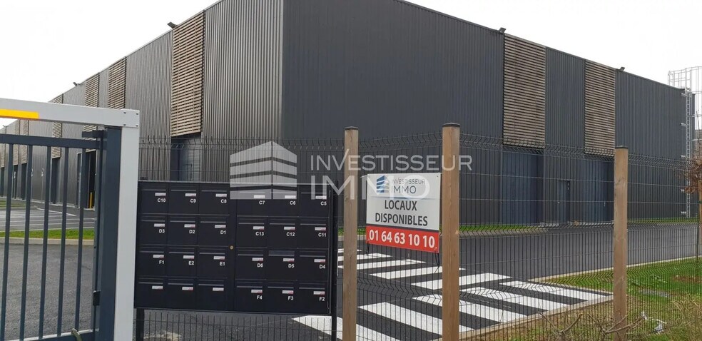 Local d’activités dans Saint-Fargeau-Ponthierry à louer - Photo de l’immeuble – Image 1 sur 10