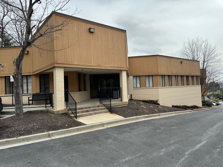 12321 Middlebrook Rd, Germantown, MD à louer - Photo de l’immeuble – Image 1 sur 13