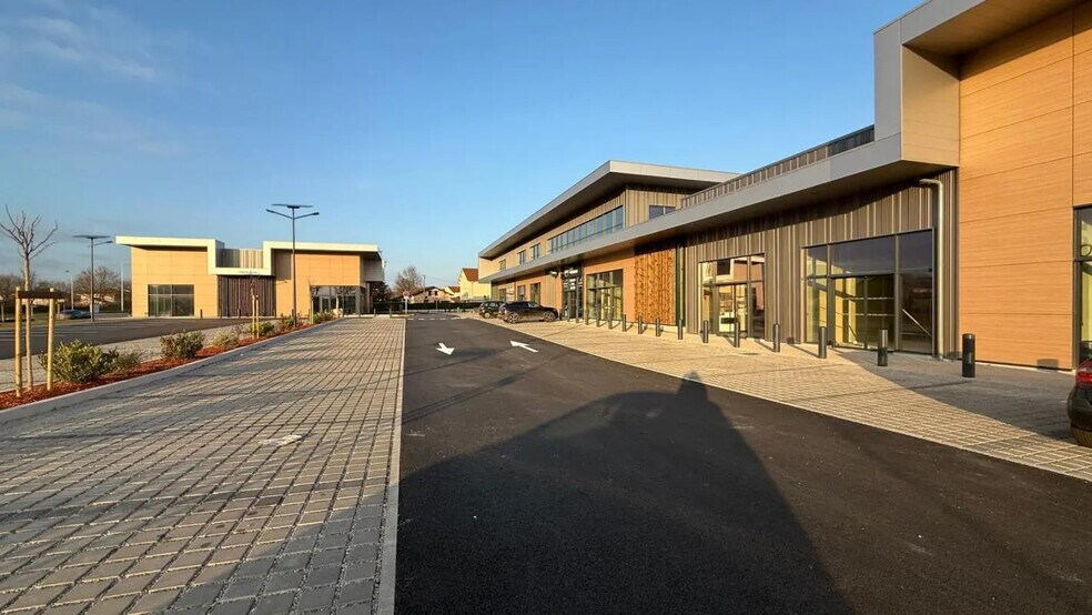 Local d’activités dans Saint-Denis-lès-Bourg à louer - Photo de l’immeuble – Image 2 sur 7