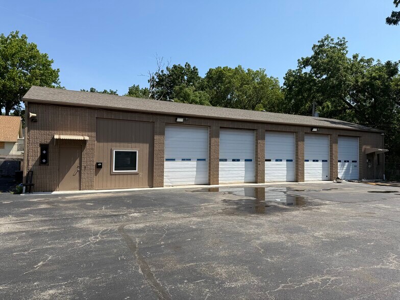 11413 Hickman Mills Dr, Kansas City, MO à louer - Photo de l’immeuble – Image 1 sur 15
