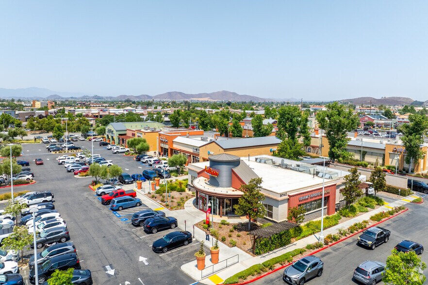30142 Haun Rd, Menifee, CA à vendre - Photo de l’immeuble – Image 2 sur 5