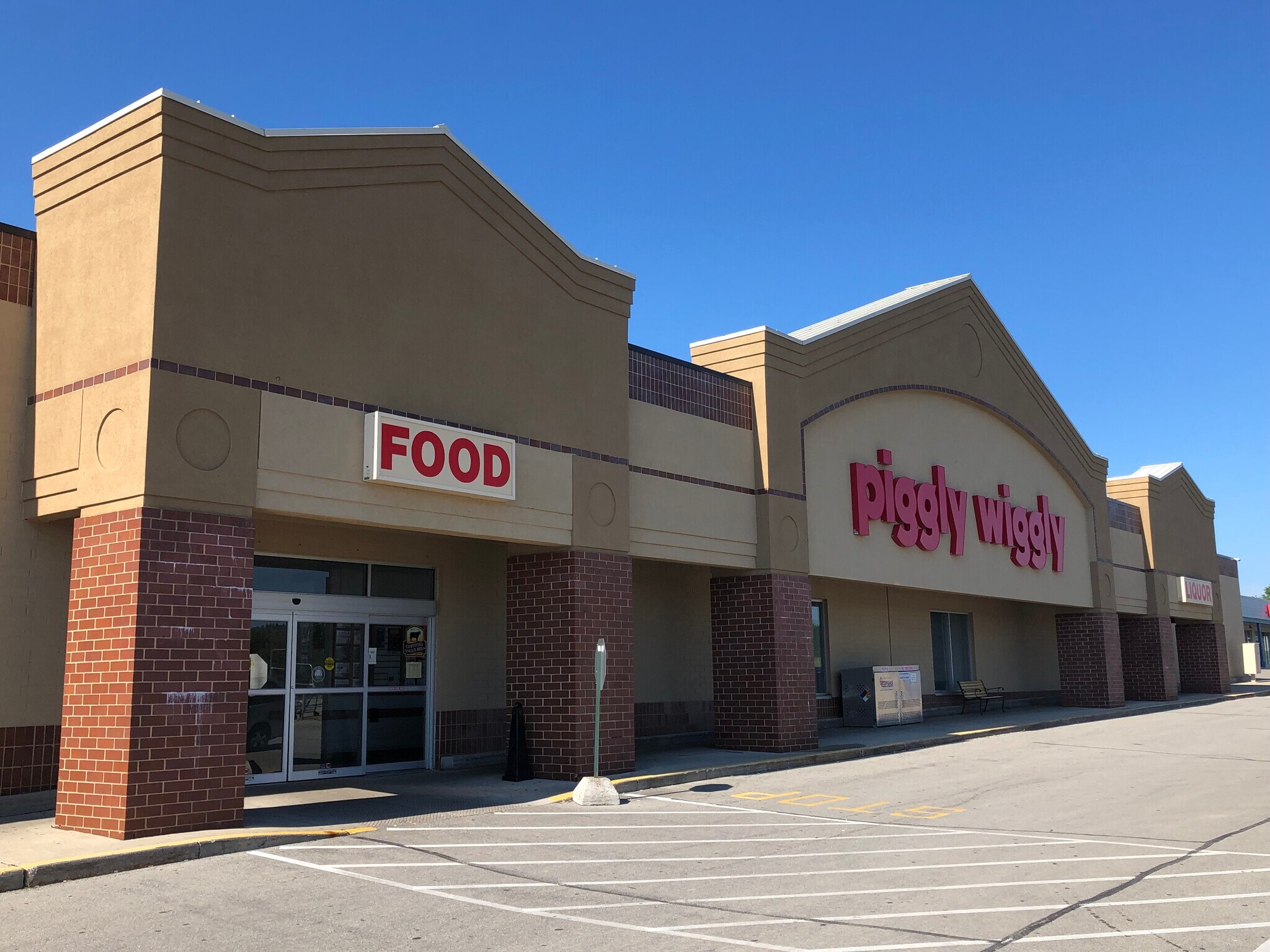 101-215 W Seven Hills Rd, Port Washington, WI à louer Photo de l’immeuble– Image 1 sur 4