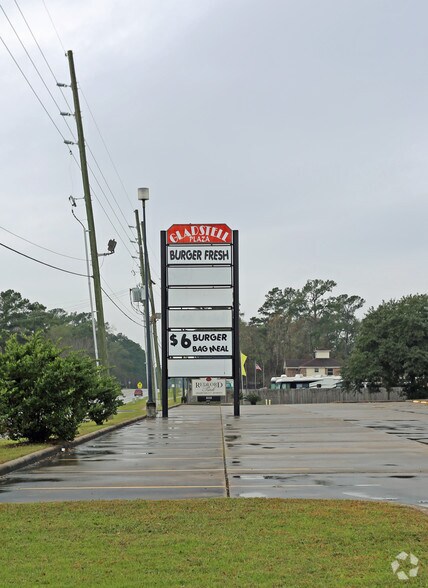 804 Gladstell Rd, Conroe, TX à louer - Photo de l’immeuble – Image 2 sur 4