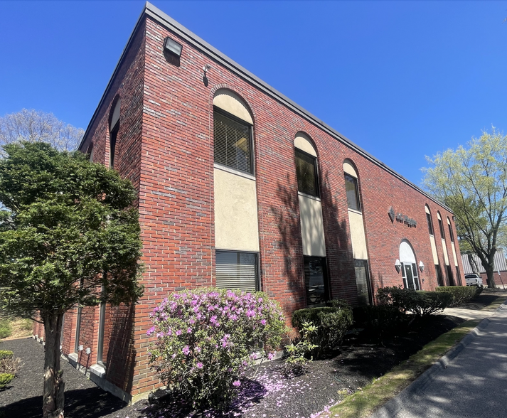 70 Hawes Way, Stoughton, MA à vendre - Photo de l’immeuble – Image 3 sur 5