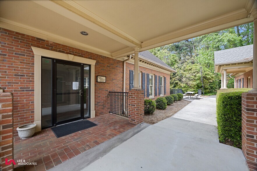 1776 Old Spring House Ln, Dunwoody, GA à louer - Photo de l’immeuble – Image 3 sur 52