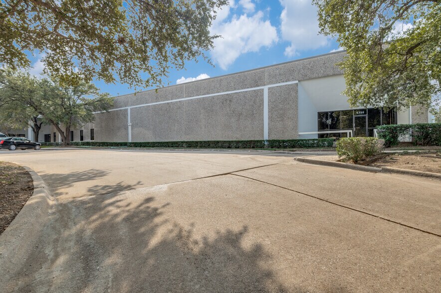 1720-1750 Hurd Dr, Irving, TX à louer - Photo de l’immeuble – Image 3 sur 15