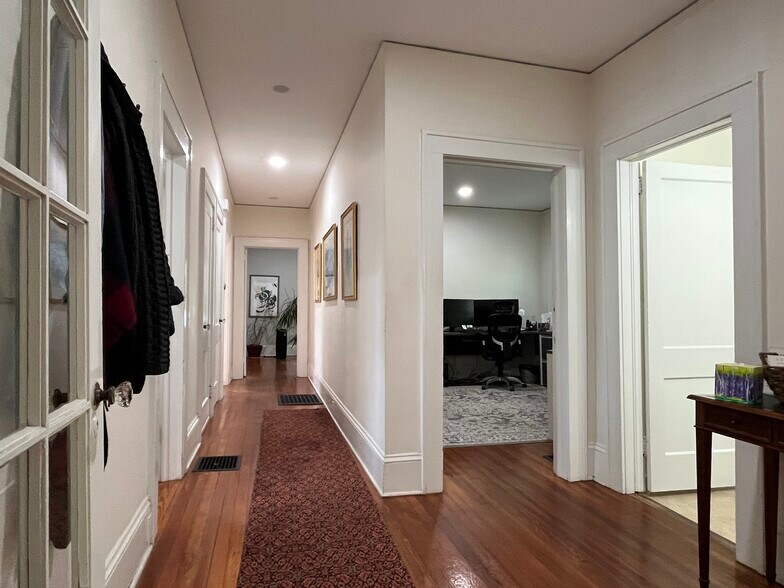1130 Harding Pl, Charlotte, NC à louer - Photo de l’immeuble – Image 3 sur 8