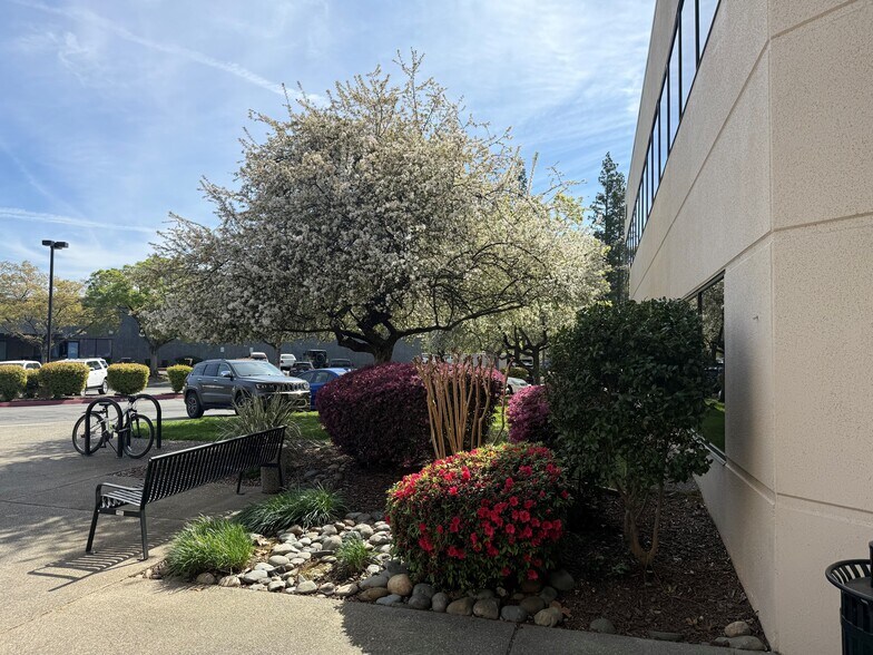 110 Blue Ravine Rd, Folsom, CA à vendre - Photo de l’immeuble – Image 2 sur 5