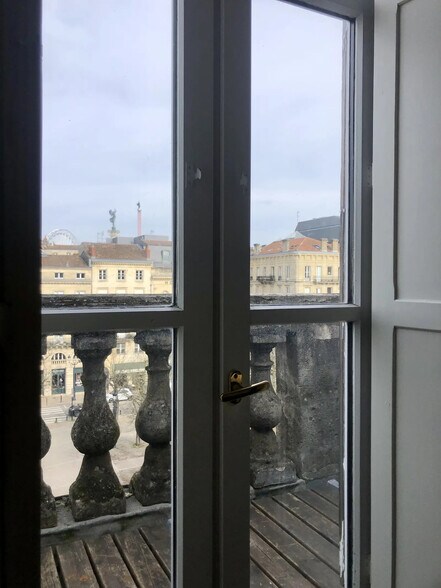 Bureau dans Bordeaux à louer - Photo de l’immeuble – Image 3 sur 11