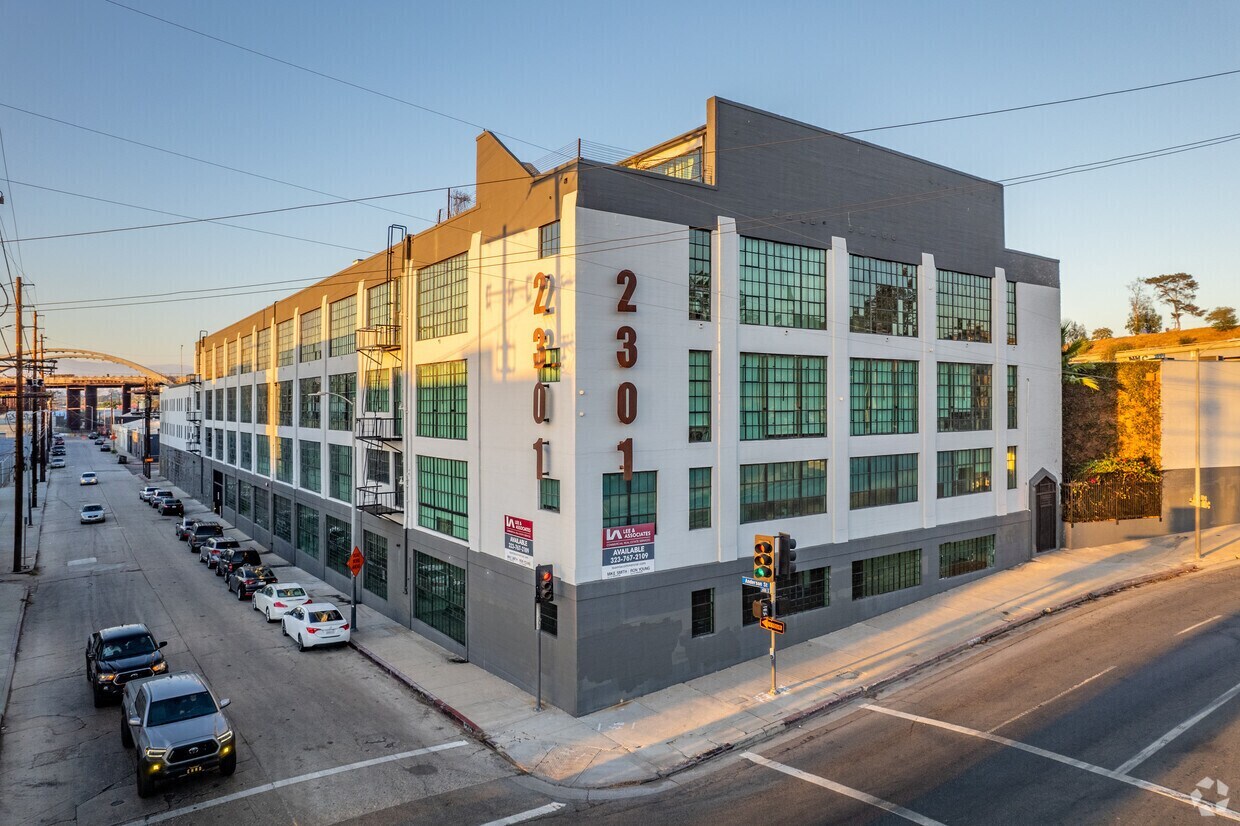 2301 E 7th St, Los Angeles, CA à louer Photo de l’immeuble– Image 1 sur 1