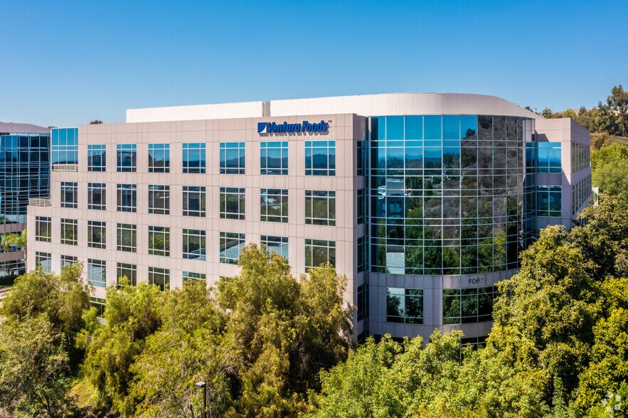 40 Pointe Dr, Brea, CA à louer - Photo de l’immeuble – Image 2 sur 5