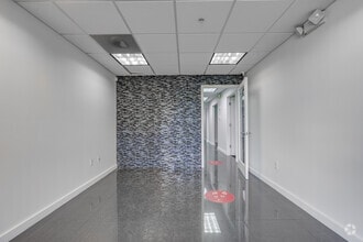 5240-5260 NW 167th St, Hialeah, FL à louer Photo intérieure– Image 1 sur 18