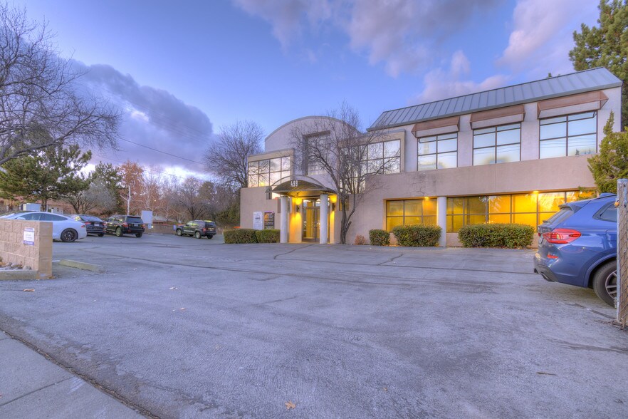 499 W Plumb Ln, Reno, NV à louer - Photo de l’immeuble – Image 3 sur 12