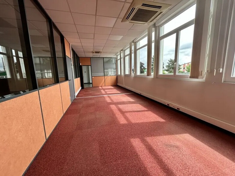 Bureau dans Châtenoy-le-Royal à louer - Photo de l’immeuble – Image 2 sur 4