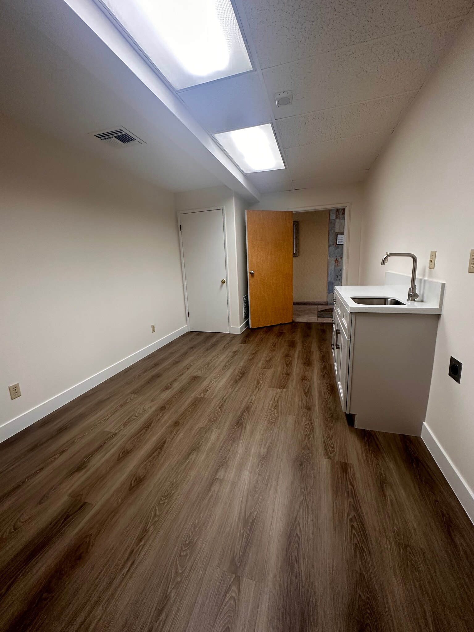 599 S Barranca Ave, Covina, CA à louer Photo de l’immeuble– Image 1 sur 4