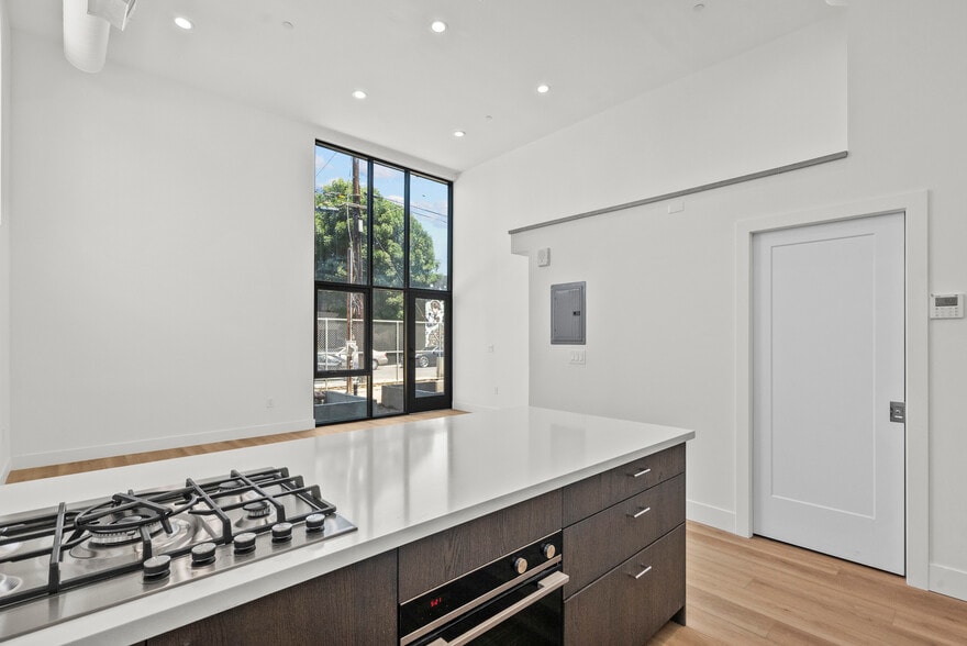 5617 Klump Ave, North Hollywood, CA à louer - Photo de l’immeuble – Image 2 sur 14