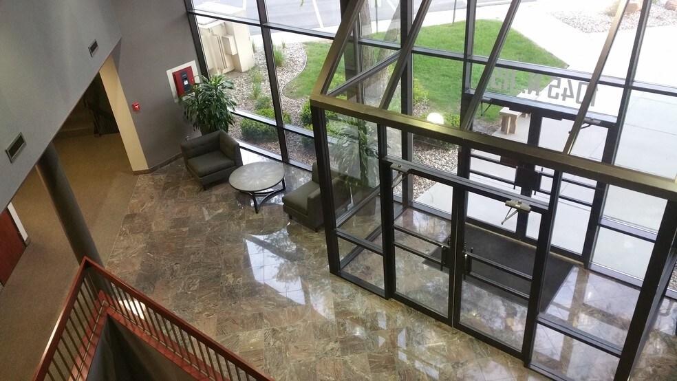 1055 N 115th St, Omaha, NE à louer - Photo de l’immeuble – Image 2 sur 7