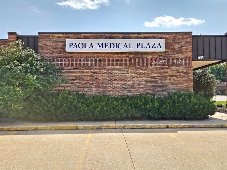 705 Baptiste Dr, Paola, KS à louer - Photo de l’immeuble – Image 2 sur 32