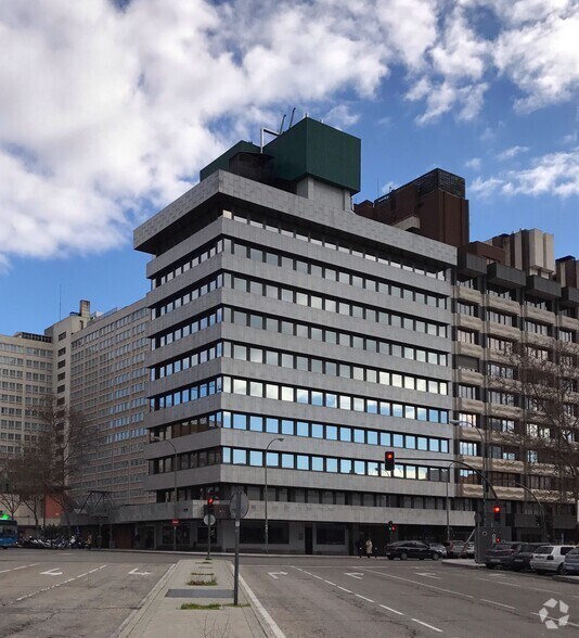 Calle de Orense, 70, Madrid, Madrid à louer - Photo de l’immeuble – Image 3 sur 4