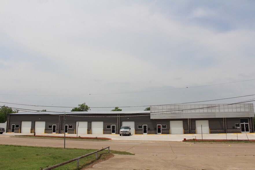 600 S Cherry Ln, White Settlement, TX à louer - Photo de l’immeuble – Image 2 sur 29