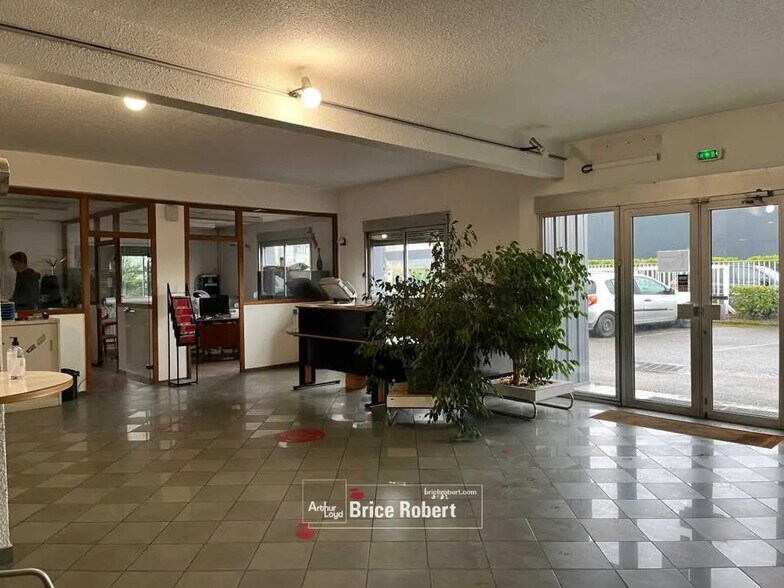 Local d'activités dans Chassieu à vendre - Photo de l’immeuble – Image 2 sur 5