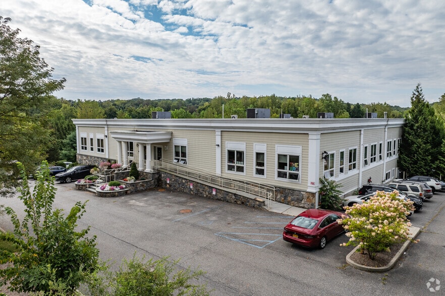 7 Sutton Pl, Brewster Village, NY à louer - Photo principale – Image 1 sur 5