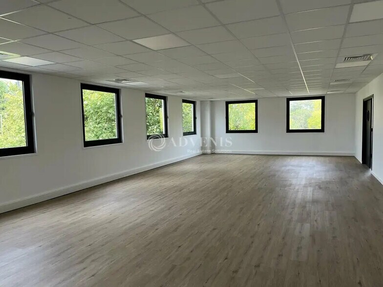 Bureau dans Lisses à louer - Photo de l’immeuble – Image 2 sur 5