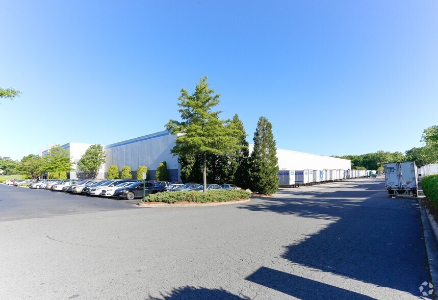 5901 Long Creek Park Dr, Charlotte, NC à louer - Photo de l’immeuble – Image 3 sur 12