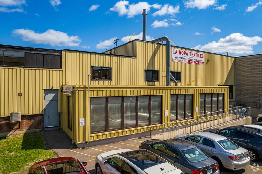 1055 Clark Blvd, Brampton, ON à louer - Photo de l’immeuble – Image 2 sur 6