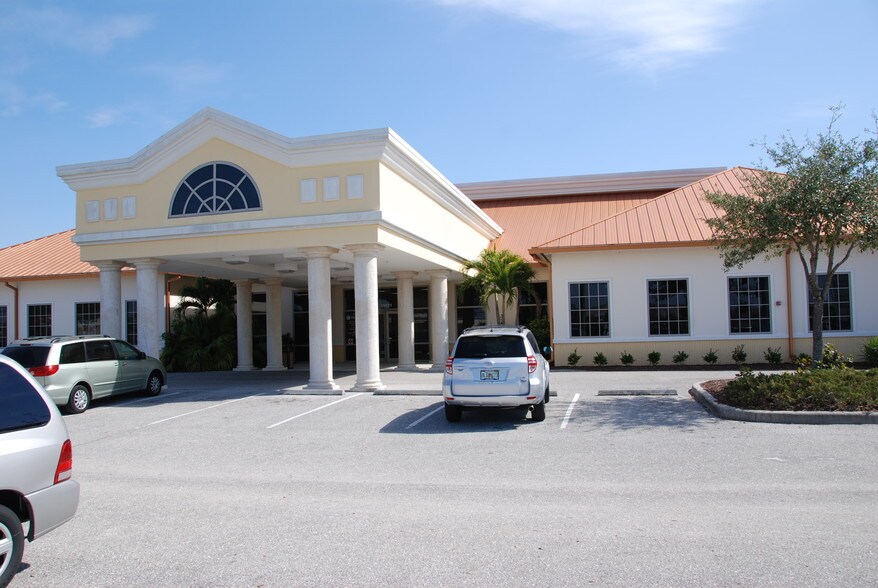 19621 Cochran Blvd, Port Charlotte, FL à louer - Photo de l’immeuble – Image 2 sur 11