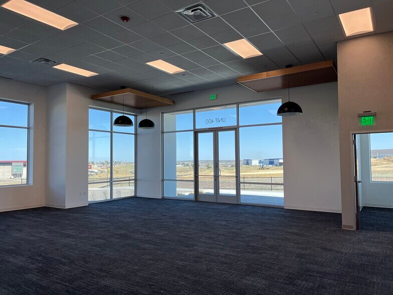 8039 S. Chambers Rd., Englewood, CO à louer - Photo de l’immeuble – Image 3 sur 4