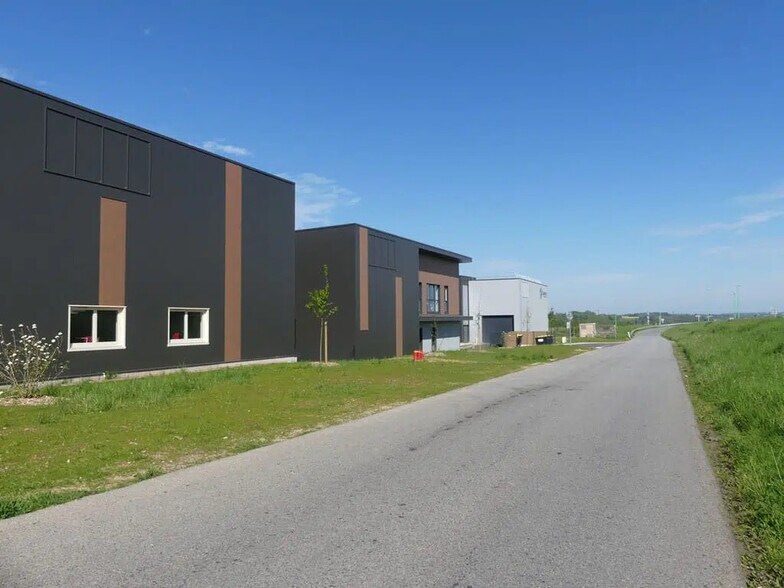 Local d’activités dans Épouville à louer - Photo de l’immeuble – Image 3 sur 5