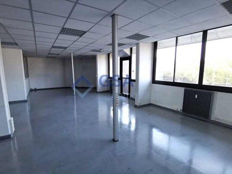 Bureau dans Melun à vendre - Photo de l’immeuble – Image 3 sur 8