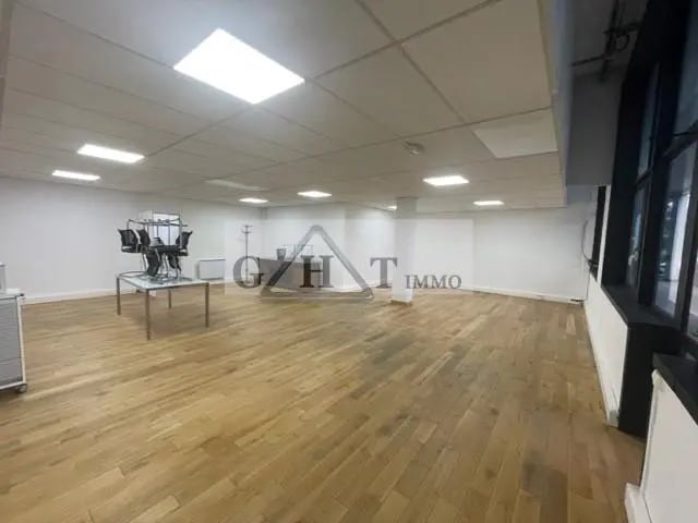 Bureau dans Fresnes à louer - Photo de l’immeuble – Image 1 sur 2