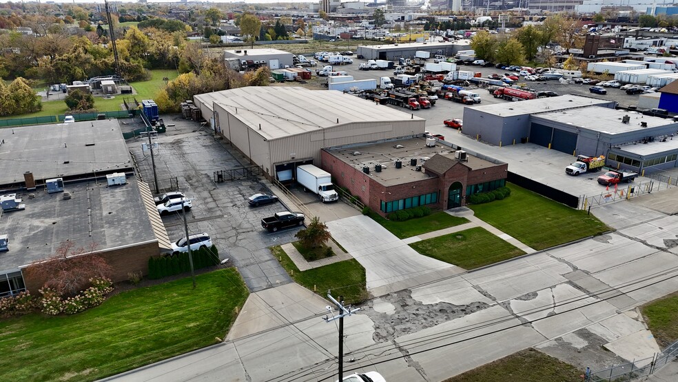 10001 Mercier St, Dearborn, MI à louer - Photo de l’immeuble – Image 1 sur 14