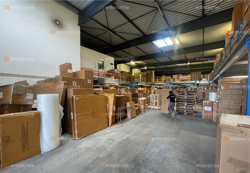 Local d'activités dans Pont-à-Marcq à vendre - Photo de l’immeuble – Image 2 sur 8