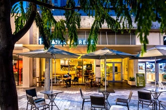 135-137 Miracle Mile, Coral Gables, FL à louer Photo intérieure– Image 1 sur 4