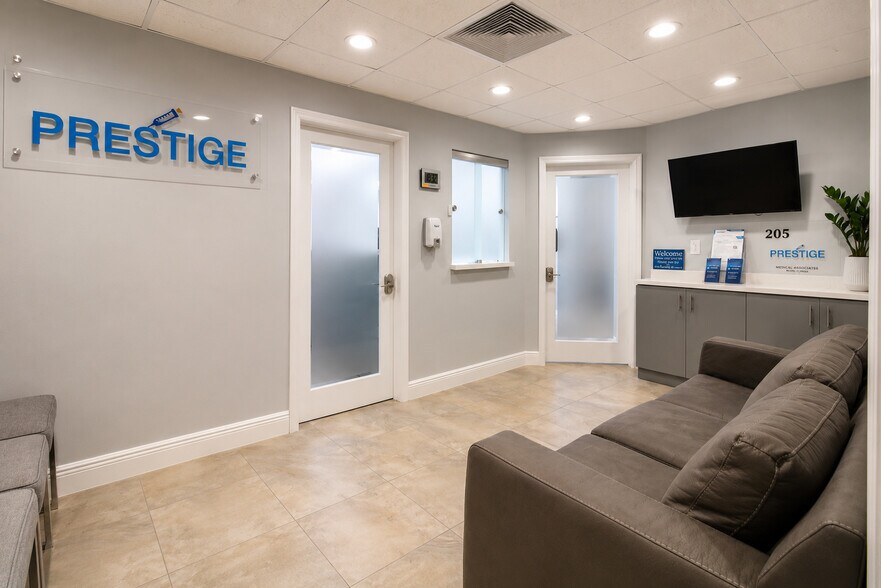 555 Biltmore Way, Coral Gables, FL à vendre - Photo de l’immeuble – Image 3 sur 51