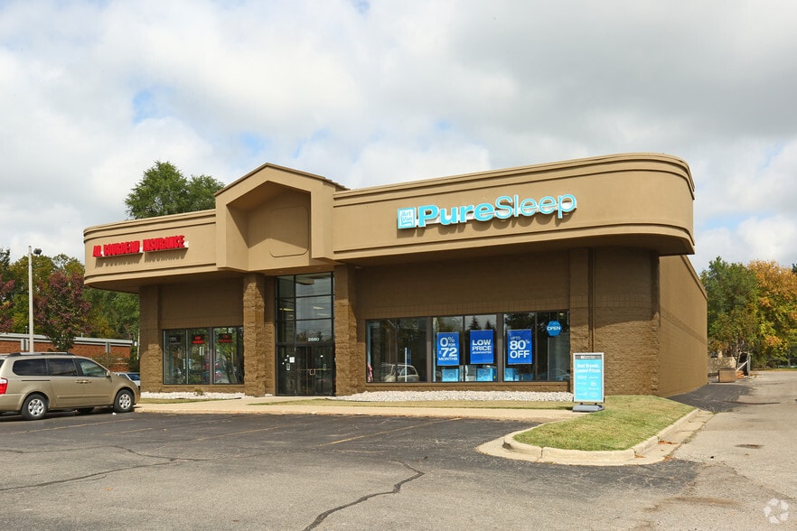 2660 E Grand River Ave, East Lansing, MI à louer - Photo principale – Image 1 sur 3