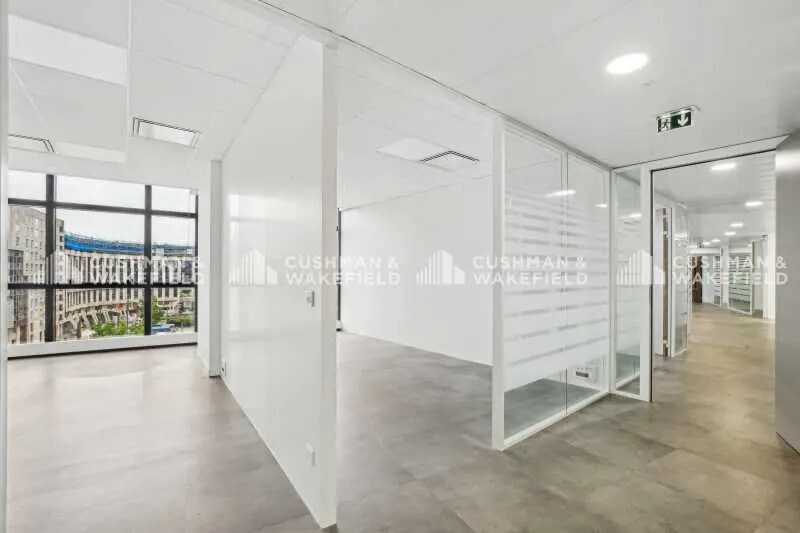 14-15 Place Georges Pompidou, Montigny-le-Bretonneux à louer - Photo de l’immeuble – Image 3 sur 14