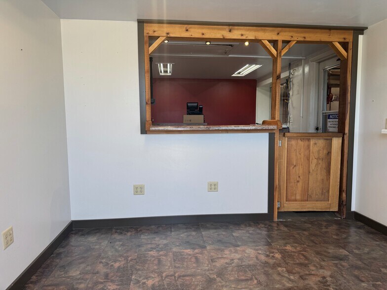 109 Industrial Rd, Halstead, KS à vendre - Photo de l’immeuble – Image 3 sur 14