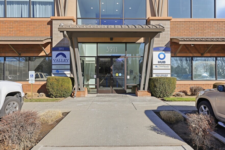 3911 Castlevale Rd, Yakima, WA à louer - Photo de l’immeuble – Image 3 sur 34