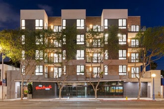 7428 Santa Monica Blvd, West Hollywood, CA à louer Photo intérieure– Image 1 sur 14